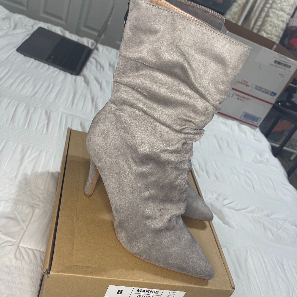 BRAND NEW Journee Collection Womens Markie Back Heel Zip Stiletto Booties